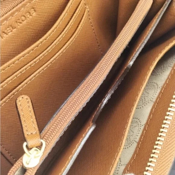Michael Kors Long wallet Lots Of Storage, Never Used - Picture 4 of 10